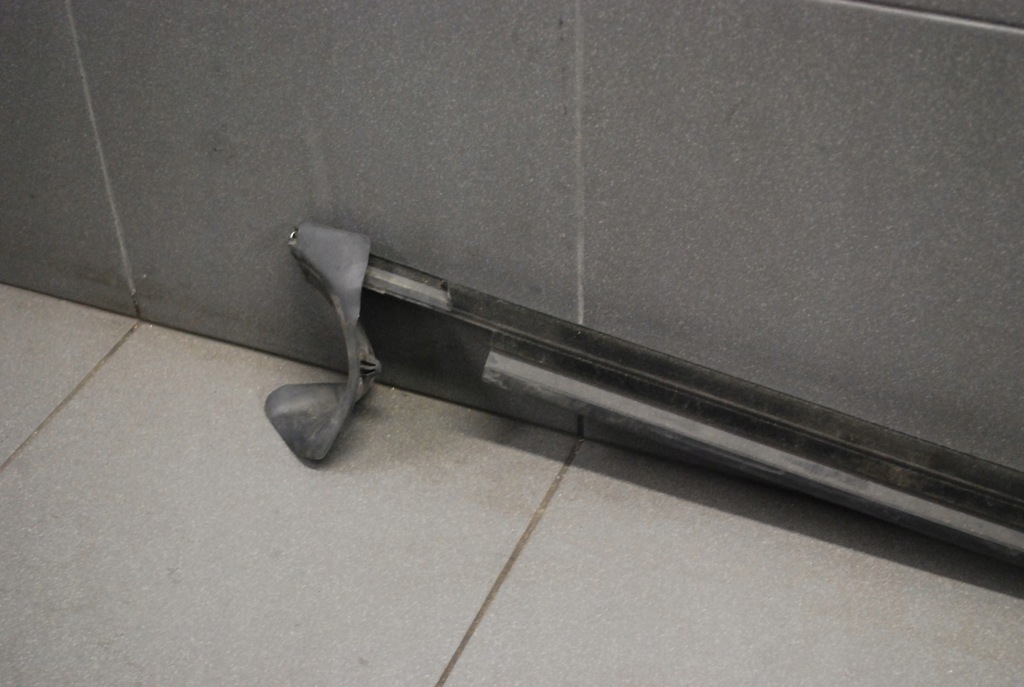 фото №10, Молдинг уплотнитель хром audi a8 d4 4h0853283