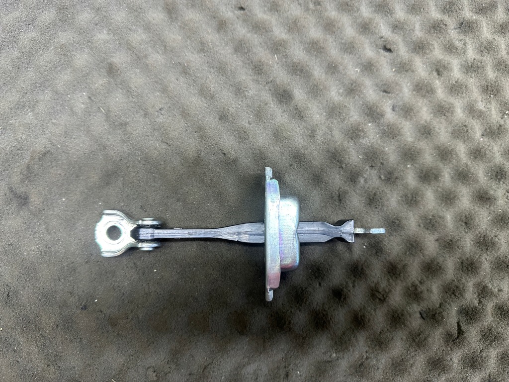 фото №1, 5702a137 ограничитель дверь левый перед mitsubishi space star