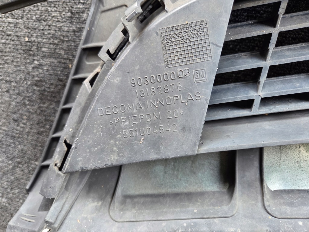 Решітка радіатора решітка радіатора opel vectra c рестайлінг  європа 13182876 в Україні