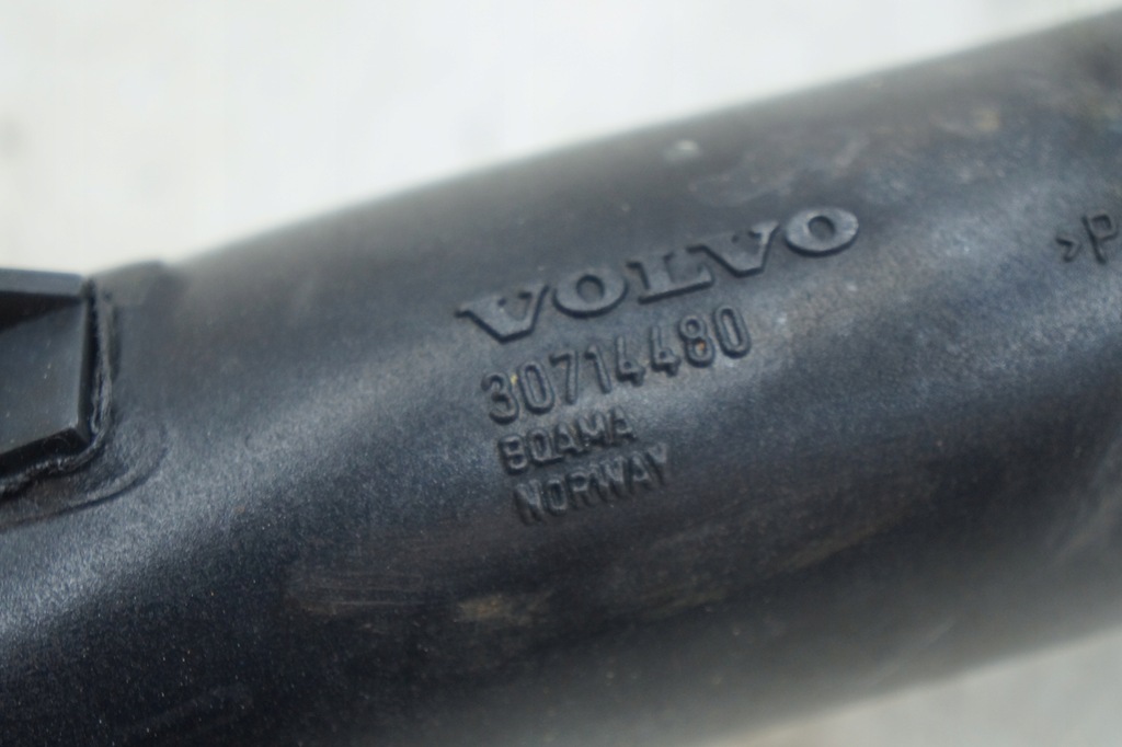 фото №5, Volvo оригинальный номер 30714480 шланг радиатора воздуха v70 ii xc90 i lift d5 2.4