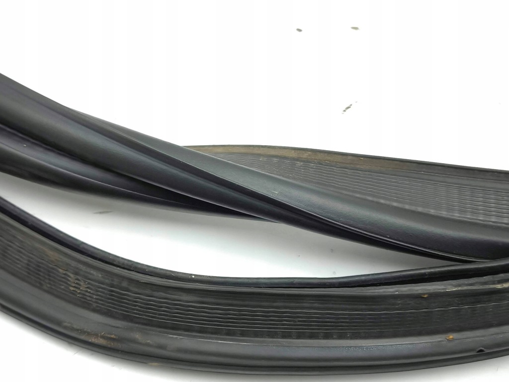 фото №8, Renault megane iv 2018 прокладка крышки багажника