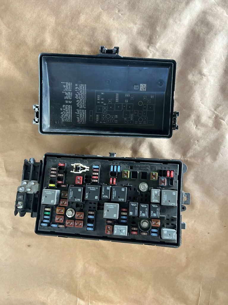 Купить Коробка предохранителей 23162494 cadillac xts