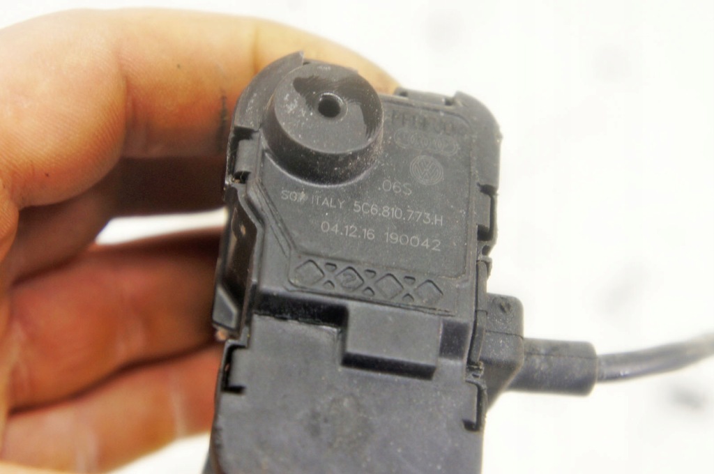 фото №5, Ul332 vw passat b8 привод крышка заливной топлива 5c6810773h