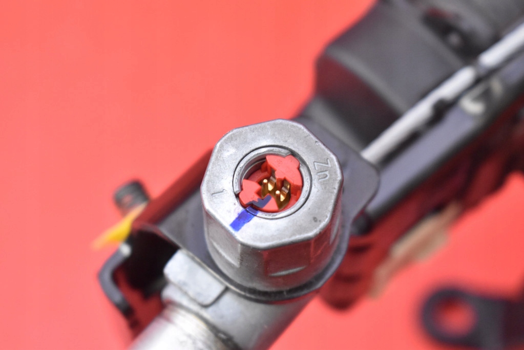 фото №8, Pas безопасности правый перед eu 6841783 volvo s40 v40 2 ii 04-07