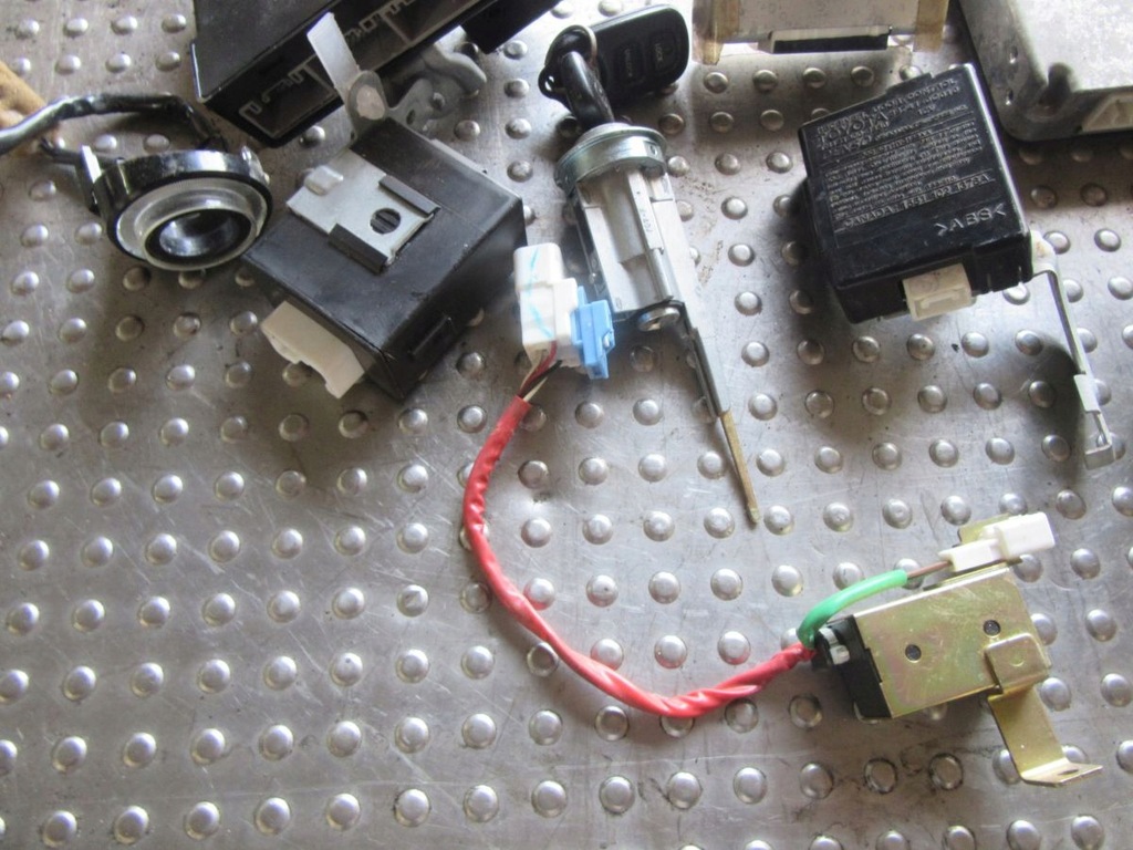 фото №6, Sequoia 4.7i 2001 набір do запуск бортовий комп'ютер