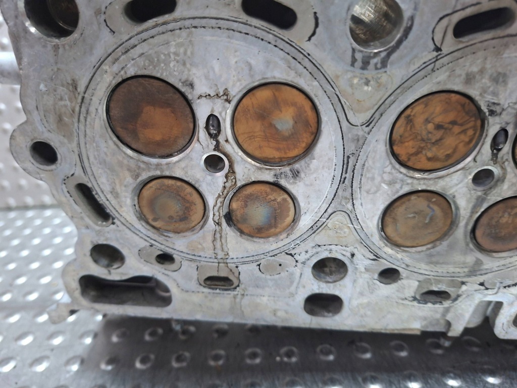 Головка двигуна правий 4r8q-6090 peugeot 407 citroen c6 2.7 hdi 2004- Ціна