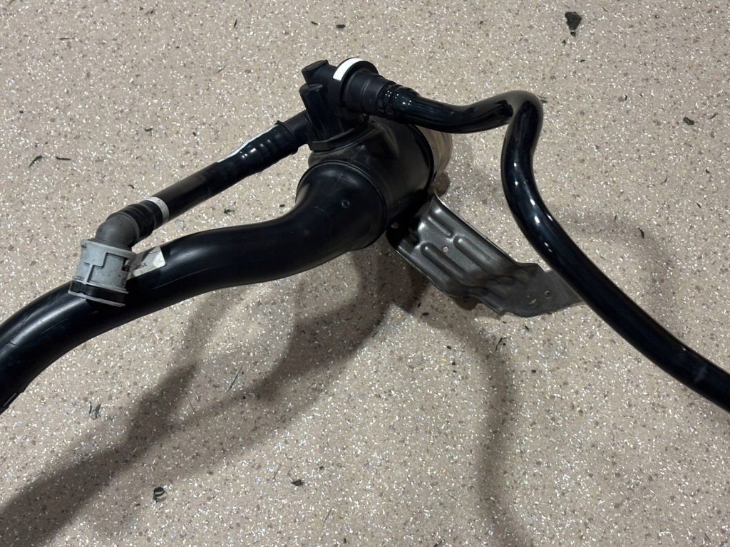 Заливная горловина топлива bmw m5 f90 8092327 Оригинал