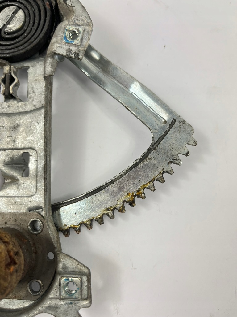 Подъемник стекло правая  перед ручной механический mercedes w124 седан s124 универсал в Украине