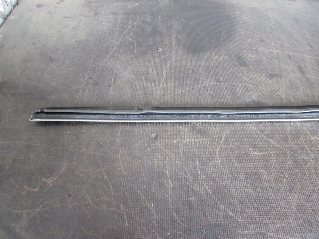 фото №7, Молдинг уплотнитель правый перед peugeot 5008 i 09-13r.