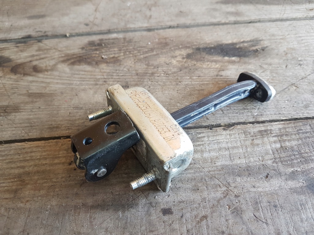 фото №1, Ford kuga mk1 ограничитель дверь правый задняя задний