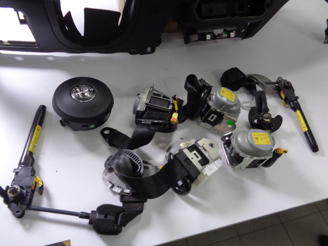 фото №6, Консоль приборная панель подушка безопасности ремни alfa romeo giulia 2016-