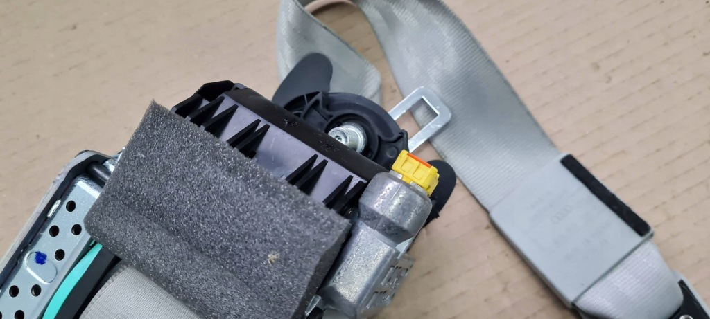 A6 c7 4g рестайлінг  ремінь безпеки ліве перед сріблястий księżyc 4g8857705f Доставка