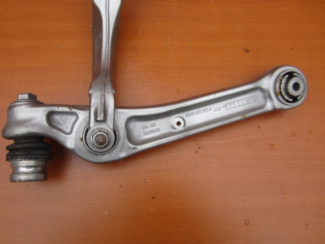 фото №9, Audi a4 b9 a5 s5 8w кронштейн амортизатора левый перед 8w0413037 вилка