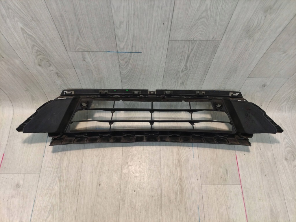 Bmw 2 f45 рестайлинг  решётка средняя бампера перед 7460146 с Разборки