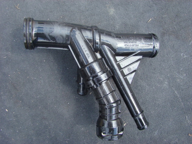 фото №1, Корпус термостата vw passat b8 04l121071e