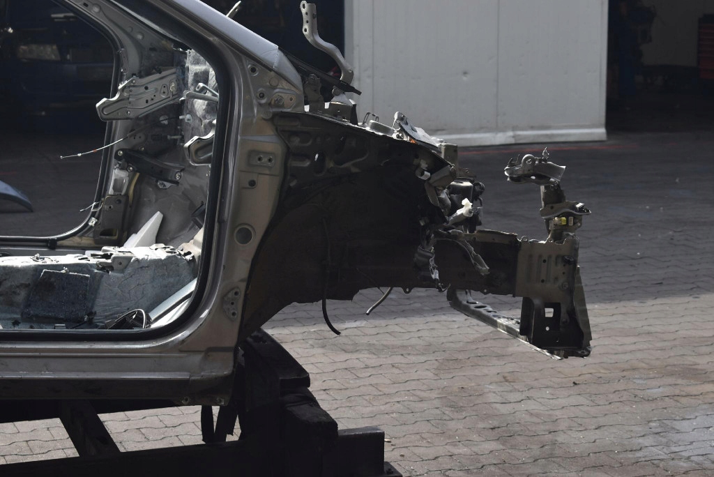 Четвертина крило лівий правий задній лонжерон стовпчик  поріг 4v8 toyota auris 2 Зі Шроту