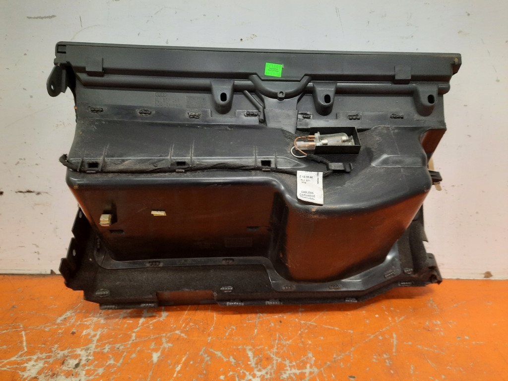 фото №8, Audi a3 8l 96-00 hb 3d полка бардачок пассажира 8l1857095