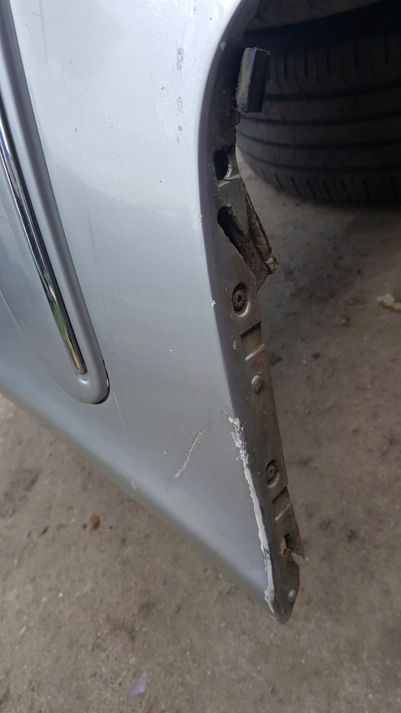 Mercedes w203 744 бампер перед протитуманні фари рестайлінг Зі Шроту