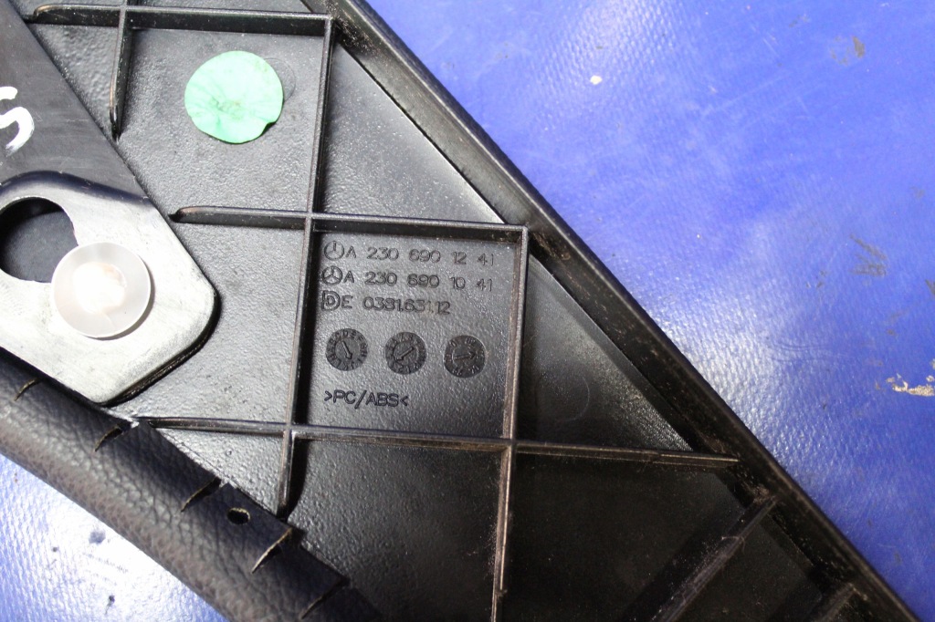 Захист шарнір дах права mercedes sl r230 a2306901241 Оригінал