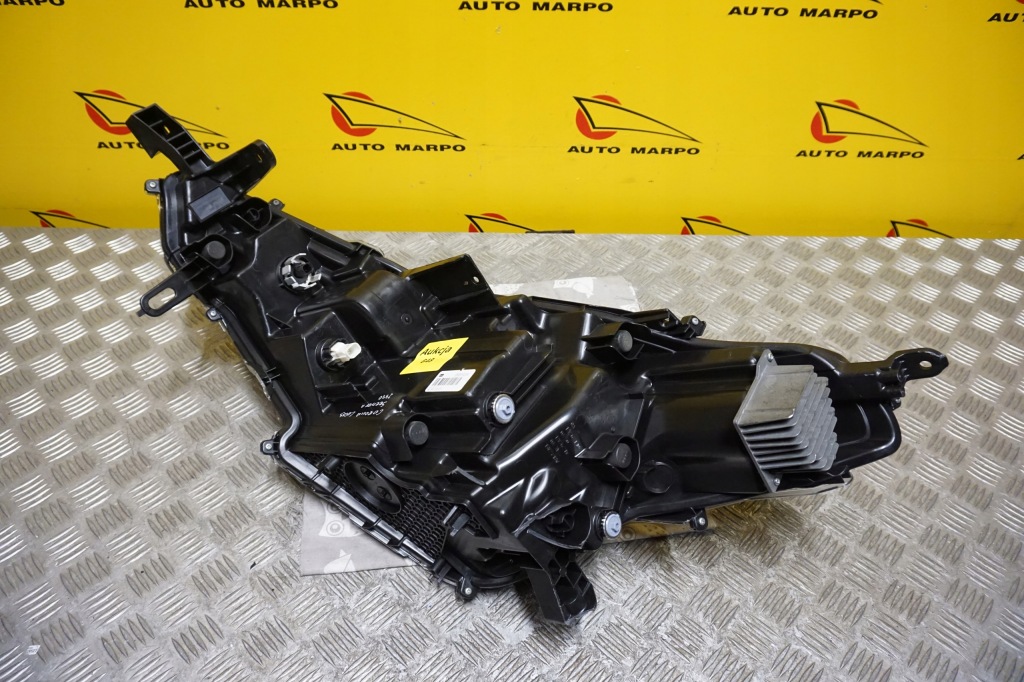 Toyota corolla cross 2022 - фара фара full led правий срібляста америка в Україні