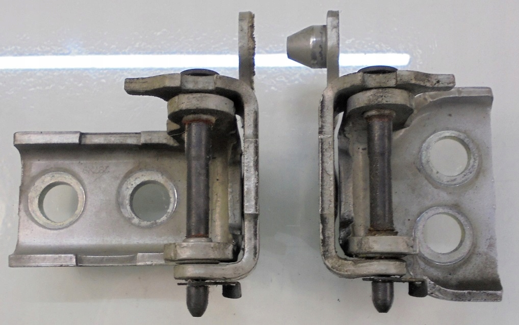 фото №1, Peugeot 308 i sw 09 петли дверь правое перед kpl