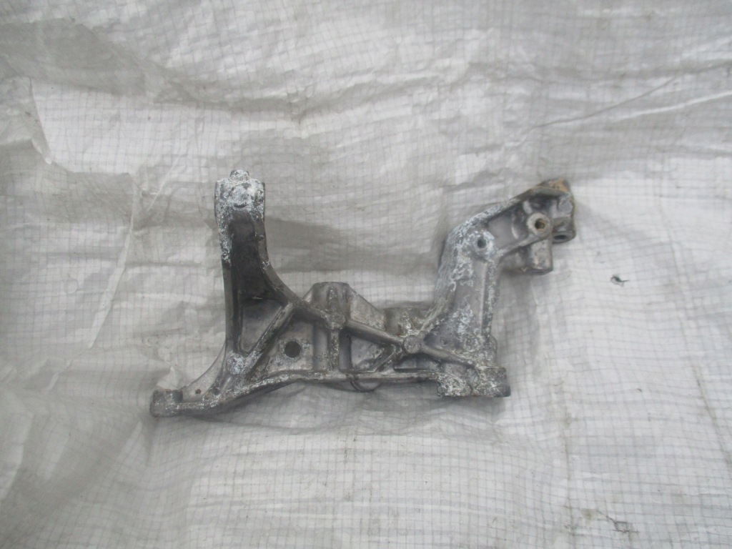 фото №1, Mercedes w204 w212 1.8 cgi кронштейн кронштейн двигуна