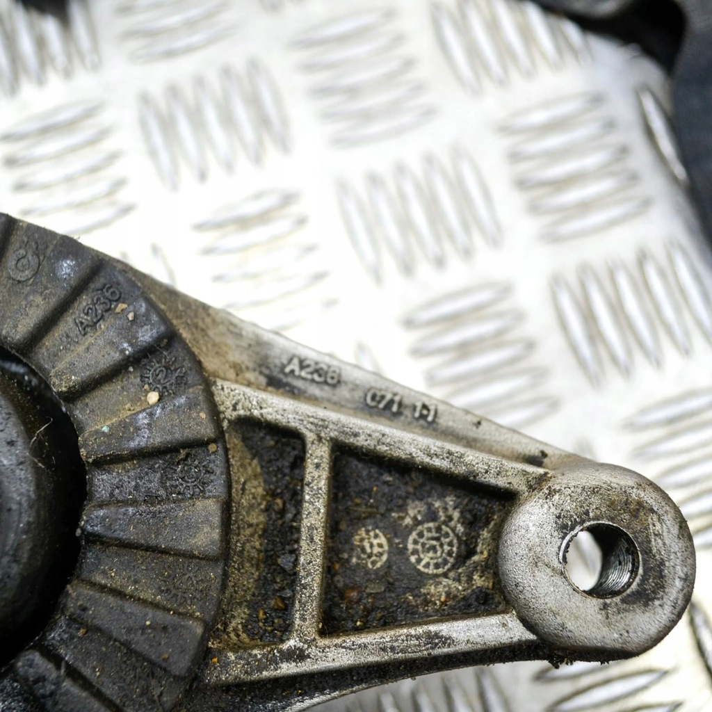 фото №8, Maserati ghibli 2015 левая сторона кронштейн / кронштейн двигателя