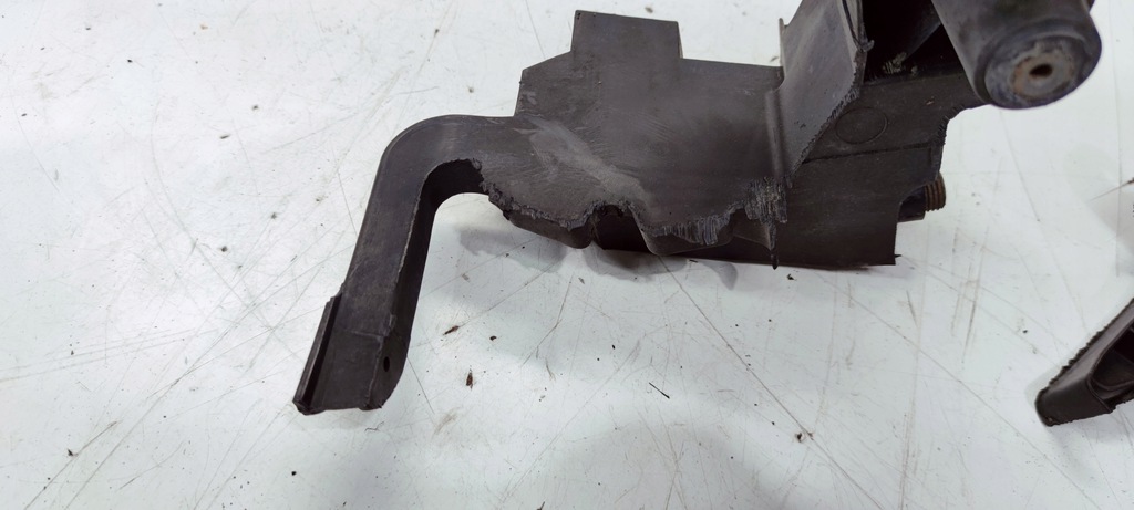 фото №8, Направляющая кронштейн фара правое audi q5 8r lift 8r0805608b повреждённый