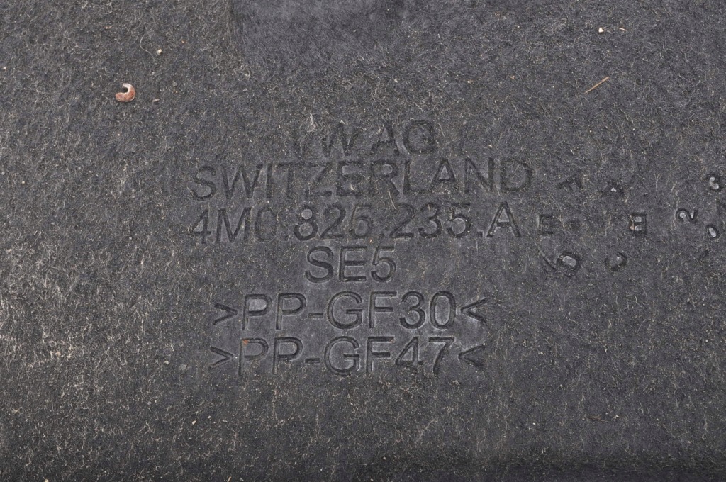 Porsche cayenne 9y0 3.0 гибрид накладка под двигатель 4m0825235a Киев