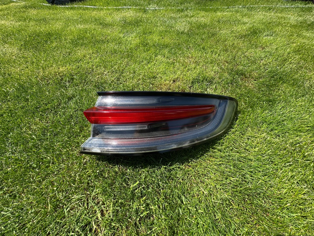 фото №1, Porsche macan lift лампа правая правый задняя led 95b945092l