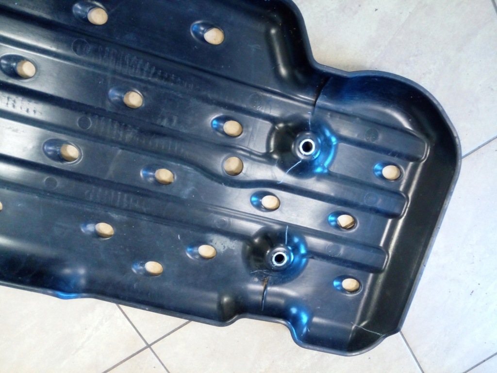 Накладка бака бака підвіска toyota hilux viii 77641-kk030 оригінал. Зі Шроту