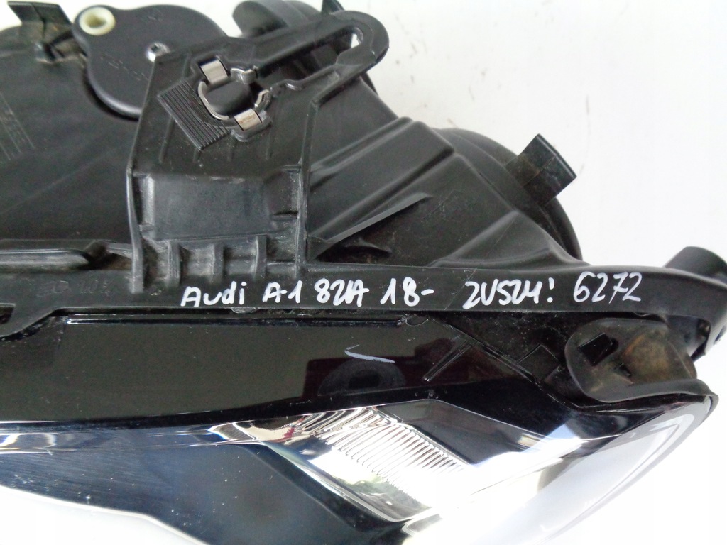 фото №11, Лампа левая фара audi a1 82a 18-