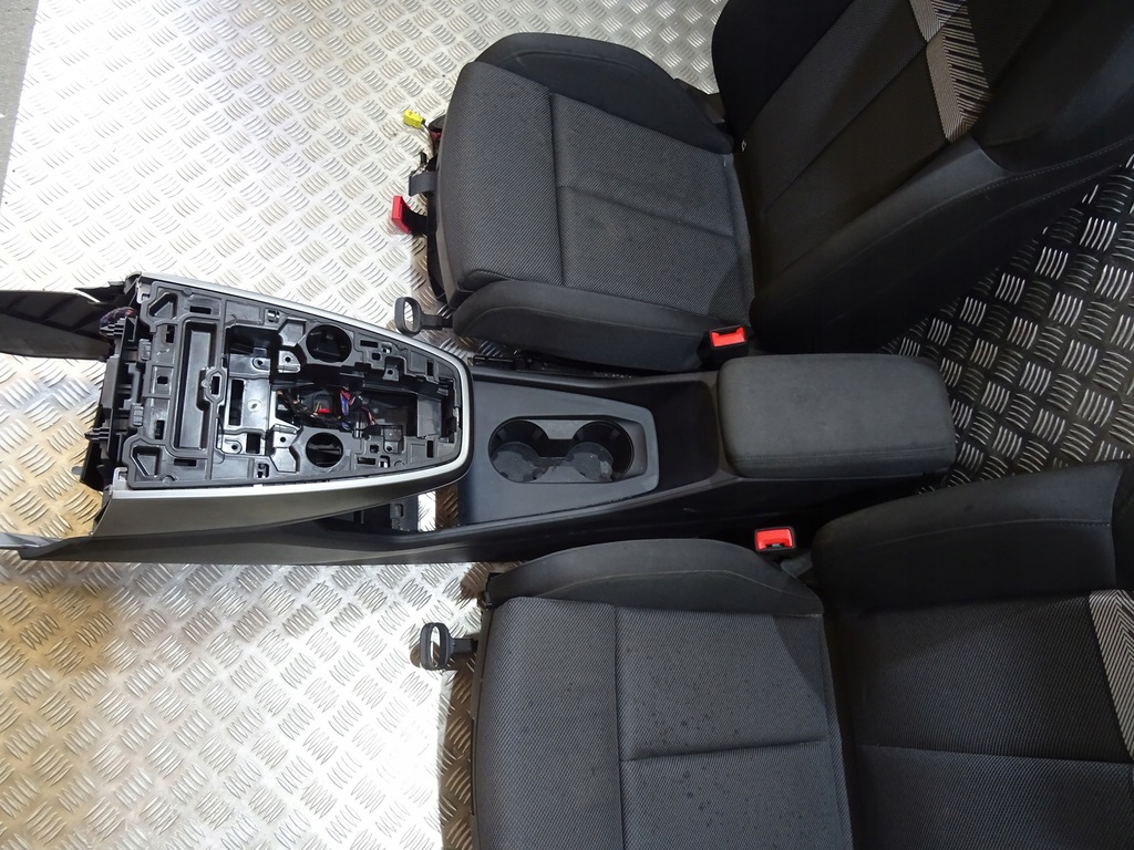 фото №13, Audi q4 e-tron suv сиденья заднее сиденье обшивки подлокотник комплект