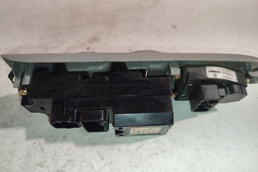 фото №9, Кнопка керування вікон задніх правих двері mazda premacy cp c8hd135