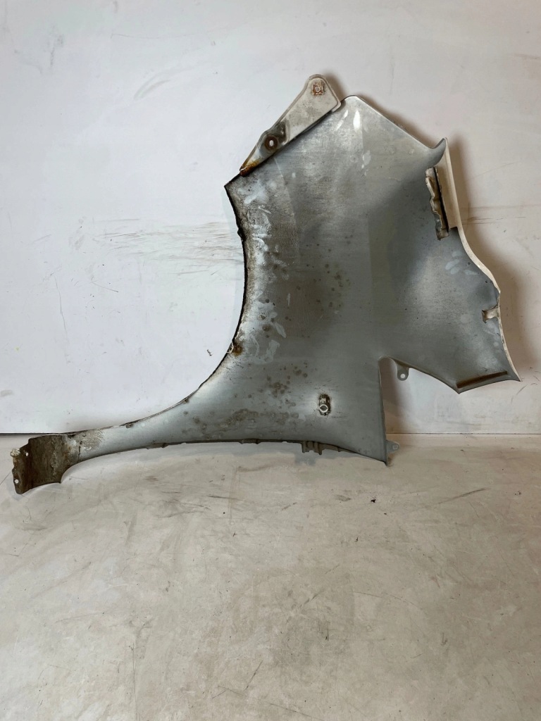 Купить Крыло перед передний правая  nissan nv200