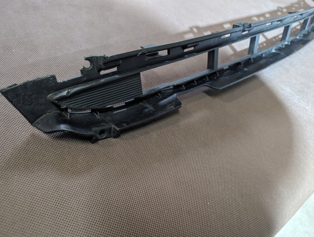 Mini оригінальний номер 7377475 решітка середня бампера передній Недорого