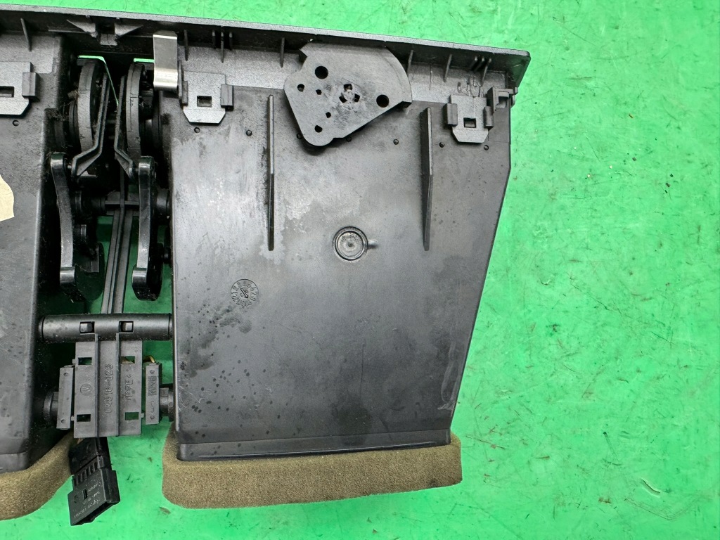 Купити Решітка обдув середня панелі приладової панелі 82235990 bmw 7 e65 e66 01- європа