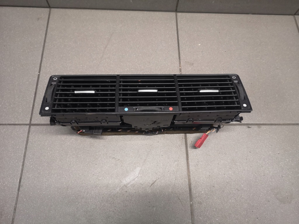 фото №1, Решётка обдув средняя audi a8 d2 4d0820951