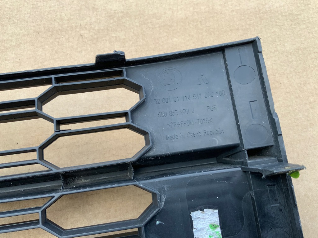 Skoda оригінальний номер 5e0853677j решітка  решітка середня Київ