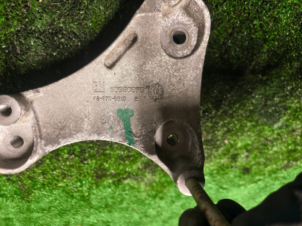 Opel insignia b 1.6 t кронштейн компресора кондиціонера 55590876 Недорого