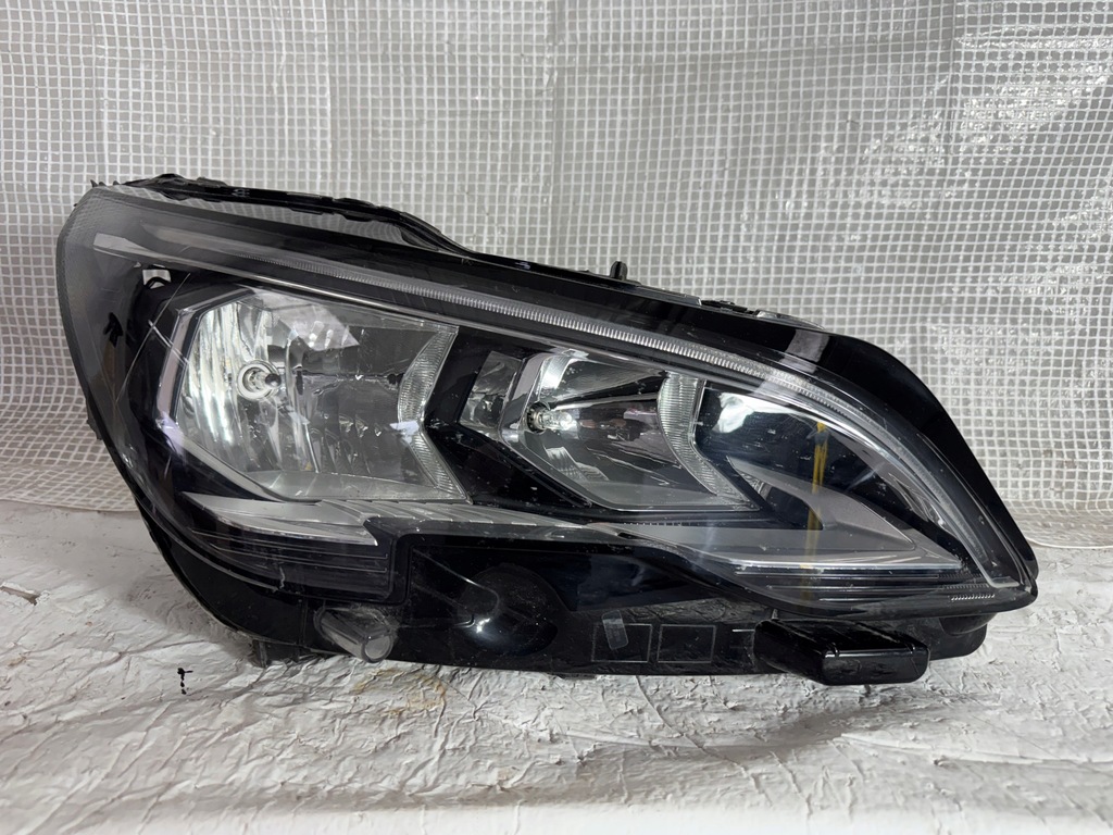 фото №1, Peugeot 3008 5008 права лампа передня