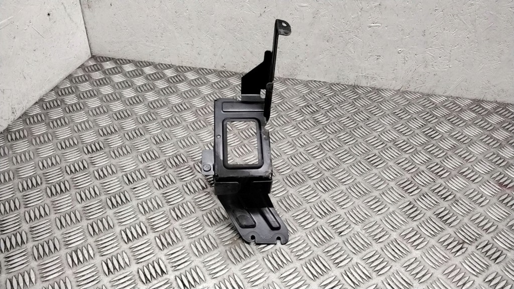 Volvo v70 2015 кронштейн аккумулятор в Украине