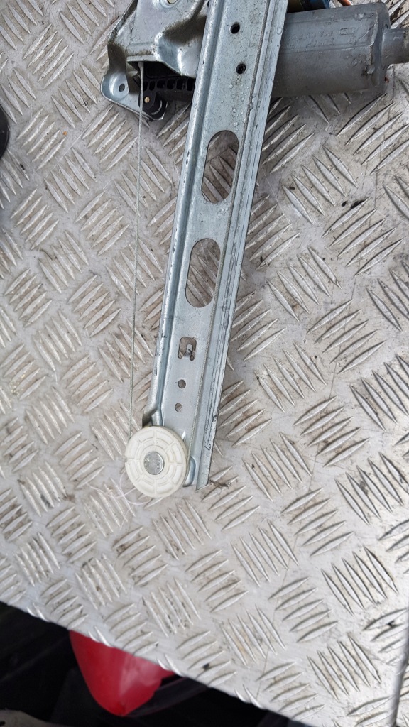 Купити Mercedes 163 ml підйомник скло правий задній