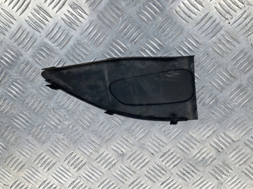 Решітка радіатора бампера передній права b klasa w247 Ціна