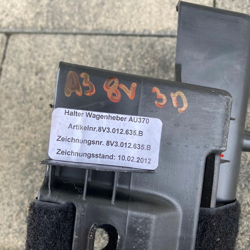 фото №6, Audi a3 8v 3-d 2012 - кронштейн домкрата 8v3012635b