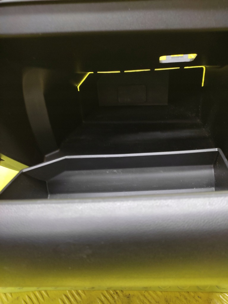 фото №7, Mazda 3 бардачок