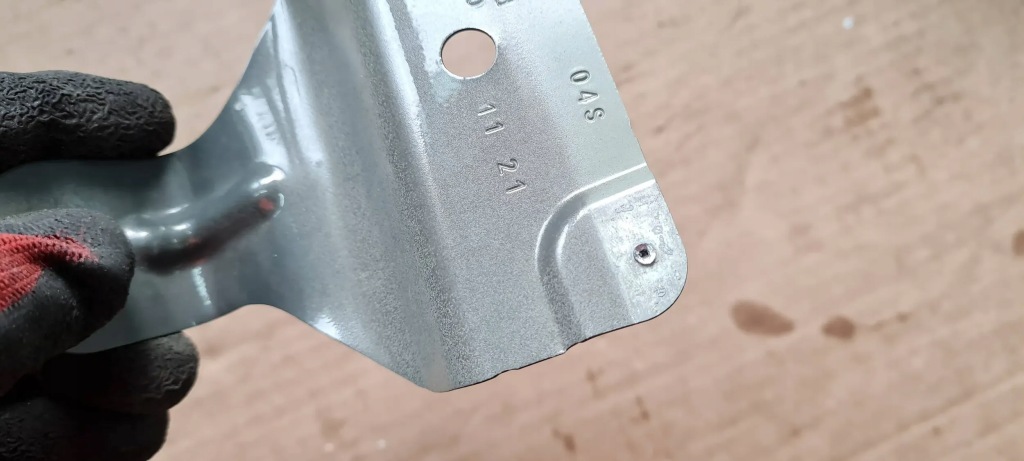 Q3 83a крепеж кронштейн крыла правое  правый  перед lx7g 83a821470 Недорого