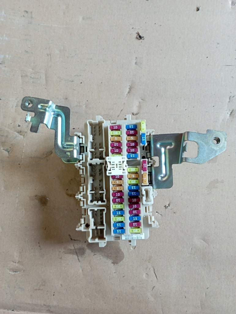 Купити Nissan qashqai 2 2 j11 коробка запобіжників 252307990a