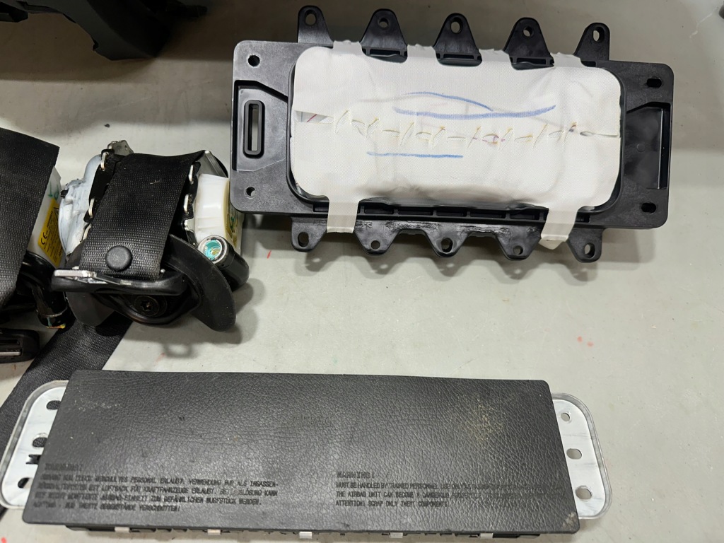 фото №10, Mercedes glb 247 консоль приборная панель ремни оригинал подушка t.h