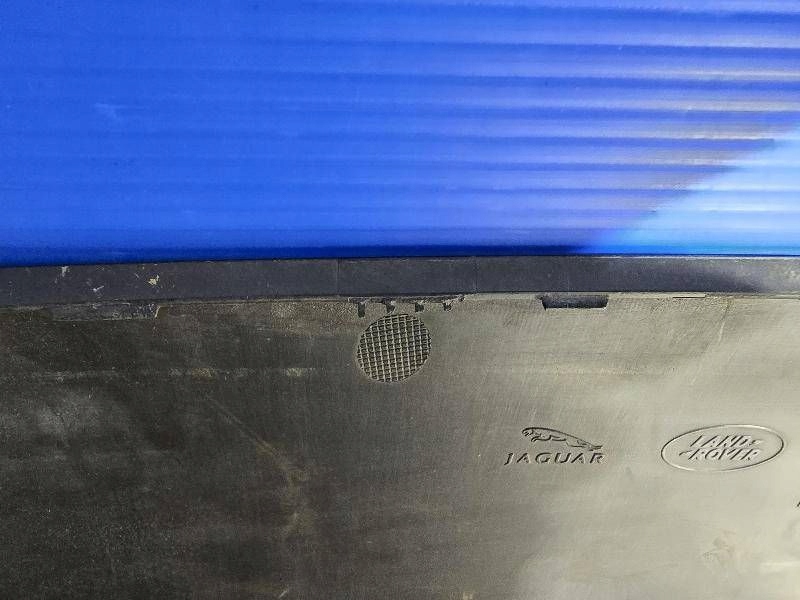 фото №8, Land rover range rover velar j8a2--19k809-aa заглушка фаркоп бампера заднего